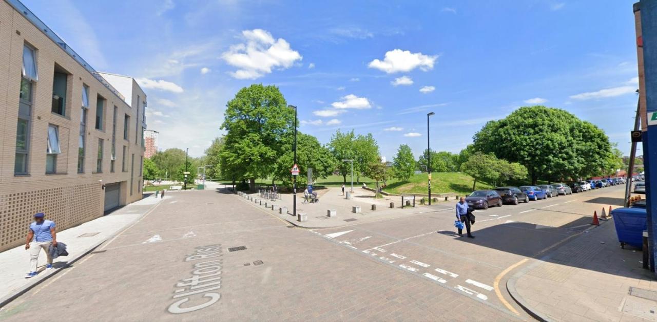 Super Studio With Two Bedrooms - Five Minutes From The Station! Londra Esterno foto
