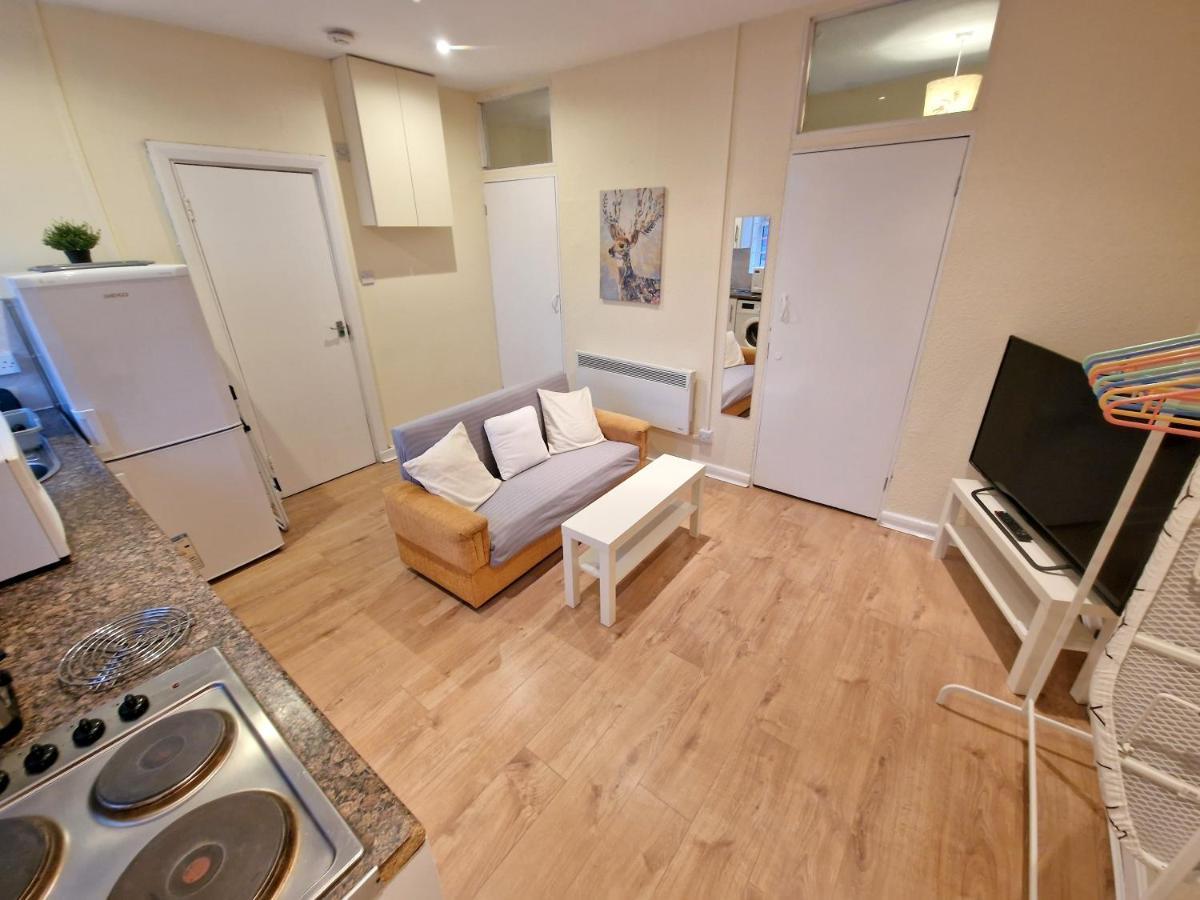 Super Studio With Two Bedrooms - Five Minutes From The Station! Londra Esterno foto