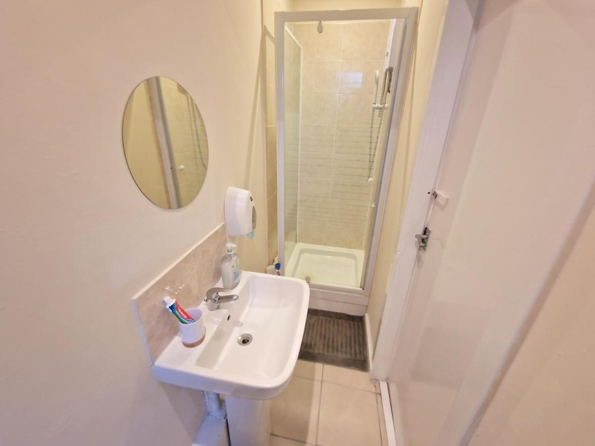 Super Studio With Two Bedrooms - Five Minutes From The Station! Londra Esterno foto
