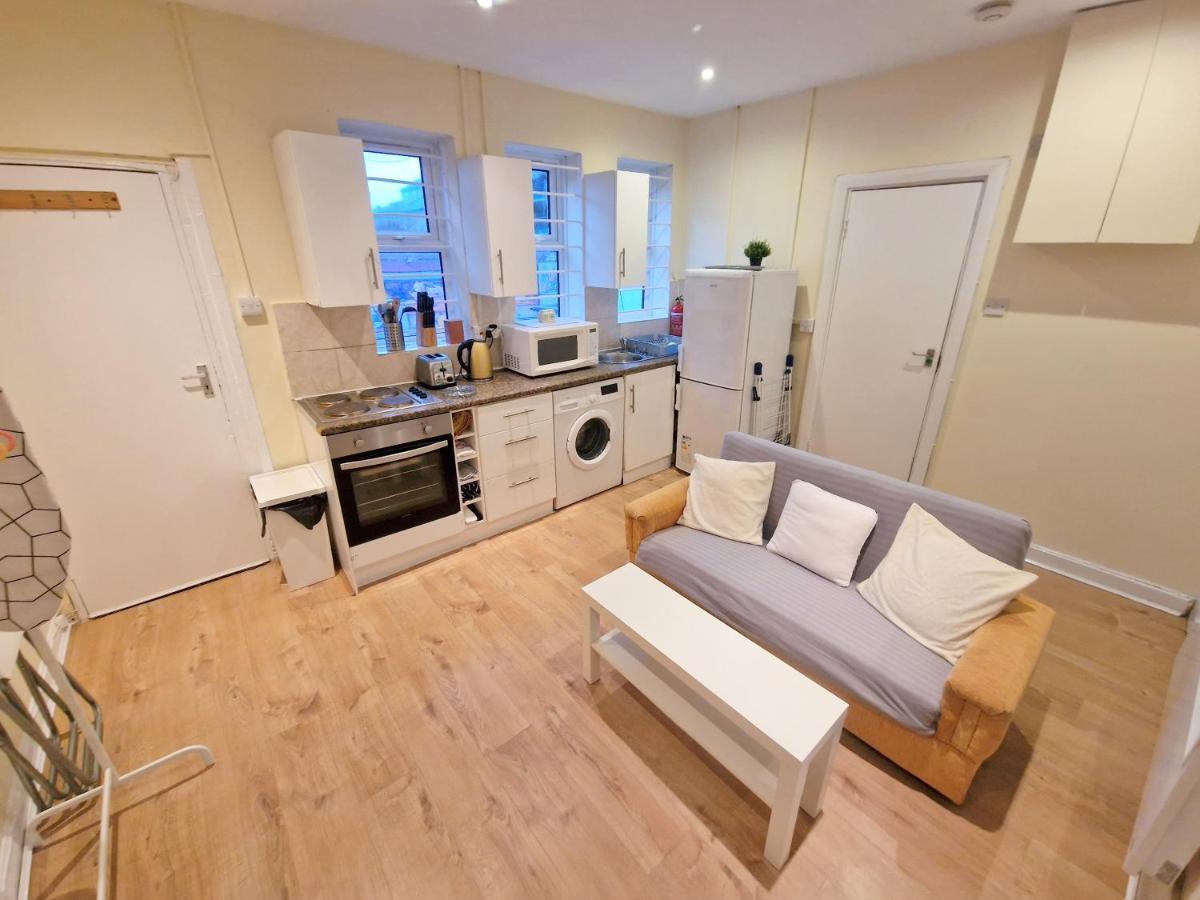 Super Studio With Two Bedrooms - Five Minutes From The Station! Londra Esterno foto