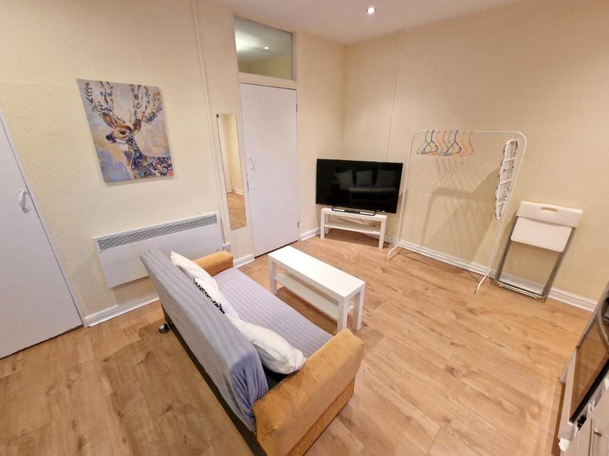 Super Studio With Two Bedrooms - Five Minutes From The Station! Londra Esterno foto